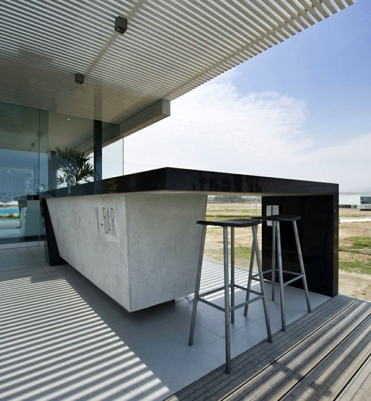 terrasse architecture moderne pergola-lamelles-bar-béton