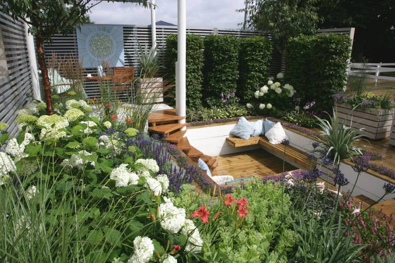 terrasse-niveaux-mobilier-jardin-bois-clôture-végétalisée