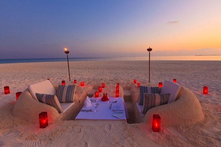 vacances-amoureux-dîner-plage-Maldives-canapés-sable-bougies