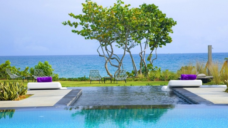 vacances-amoureux-piscine-vue-plage-île-Vieques-Porto-Rico-Caraïbes