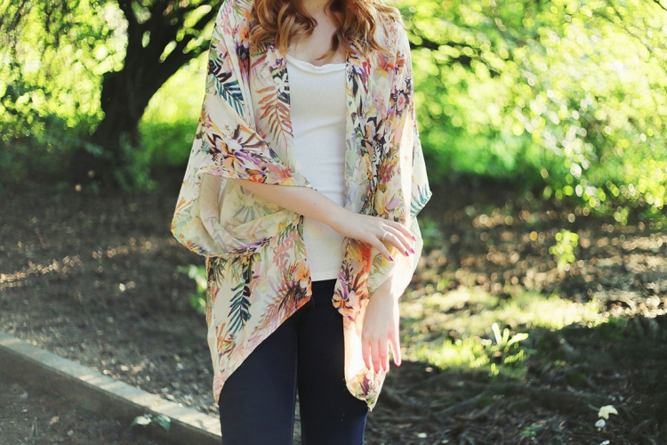veste kimono femme jeans-motif-floral-debardeur