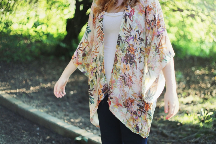 veste-kimono-femme-motif-floral-debardeur-jeans
