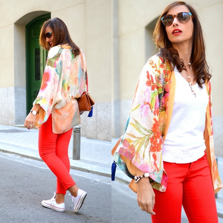 veste-kimono-femme--t-shirt-motif-floral-collier-jeans-rouge