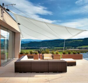 voile-d'ombrage-salon-jardin-canape-angle-rotin