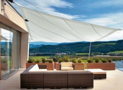 voile-d'ombrage-salon-jardin-canape-angle-rotin