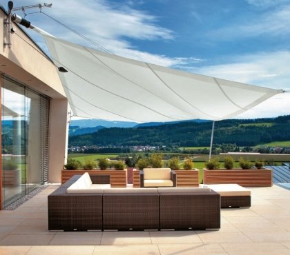 voile-d'ombrage-salon-jardin-canape-angle-rotin