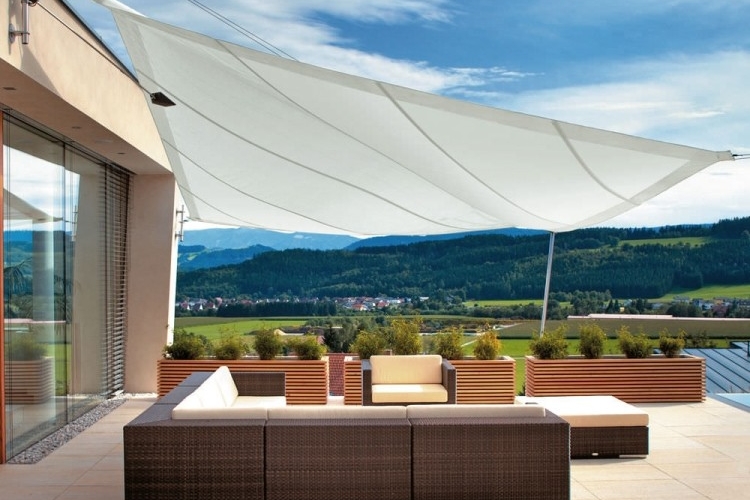 voile-d'ombrage-salon-jardin-canape-angle-rotin