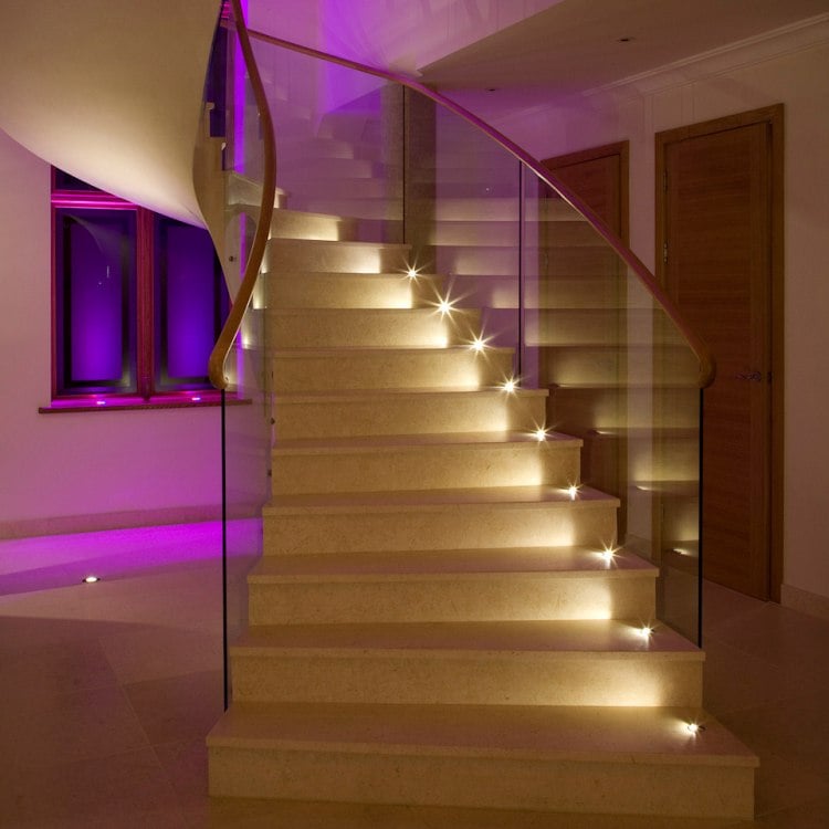 éclairage-escalier-led-main-courante-verre-carrelage-sol-beige