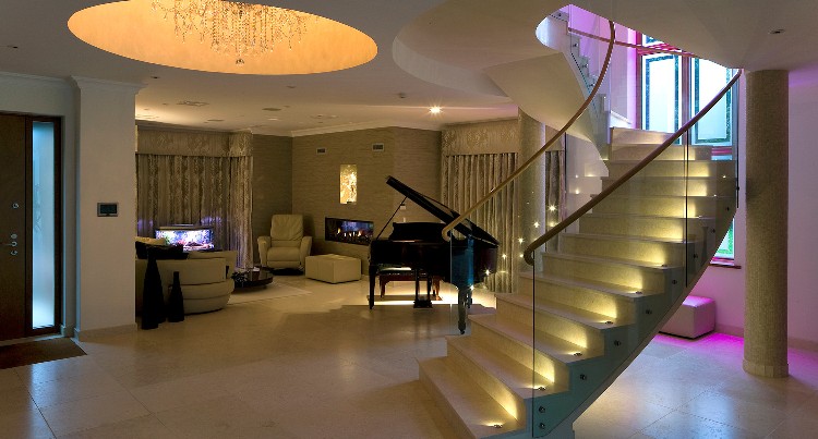 éclairage-escalier-led-main-courante-verre-plafond-design-sol