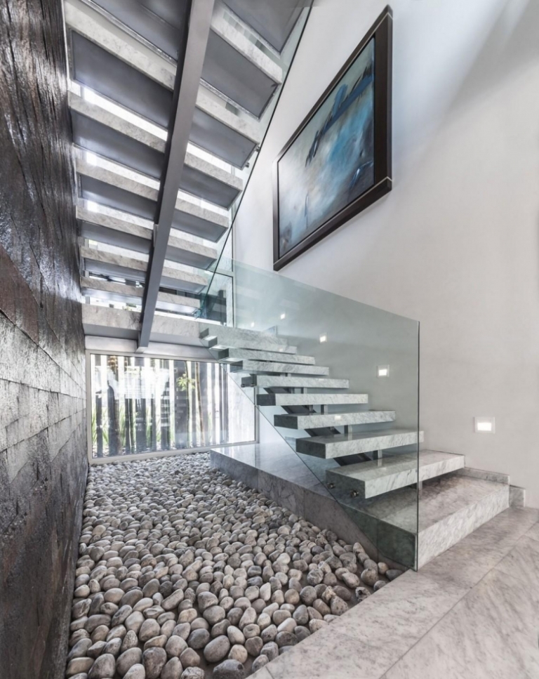 escalier design marches-marbre-limon-central-acier-rampe-verre