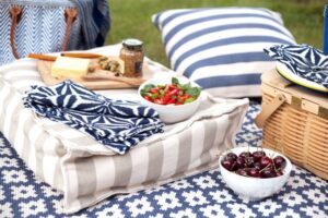 1couverture-pique-nique-bleu-blanc-cussin-rayures-bleu-blanc-panier-sac-pique-nique