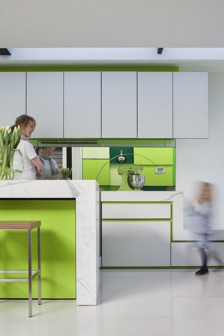 2couleur-cuisine-façade-armoires-blanche-verte-crédence-verte couleur pour cuisine