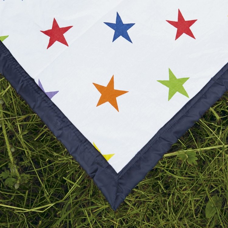 couverture-pique-nique-blanche-bordure-bleu-foncé-imprimé-étoiles-multicolores-rainbow-star