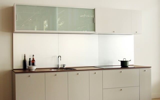 4credence-personnalisée-panneaux-blancs-armoires-beige-clair-armoires-vitrées