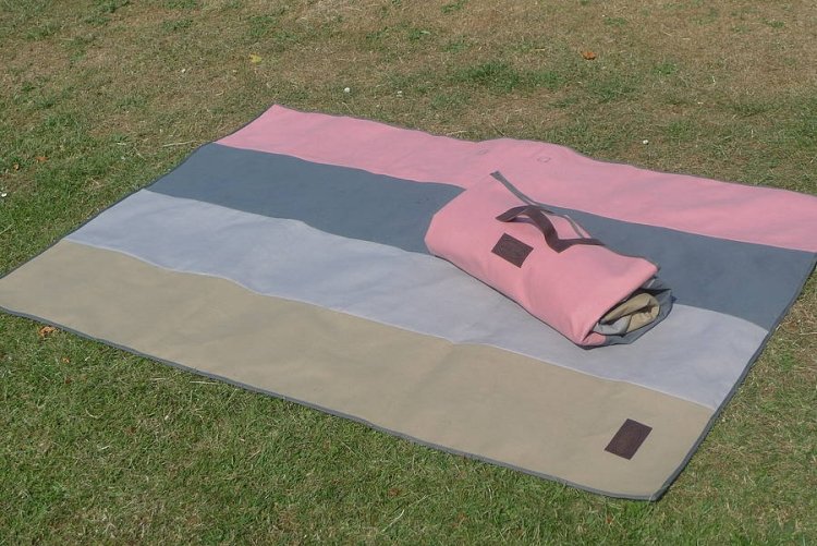 couverture-pique-nique-rose-gris-beige-étui-rose couverture de pique-nique