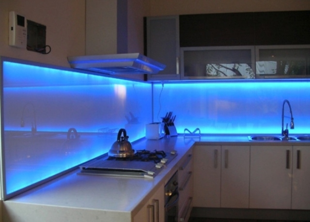 6credence-personnalisée-lumineuse-éclairage-bleu-néon-armoires-blanches