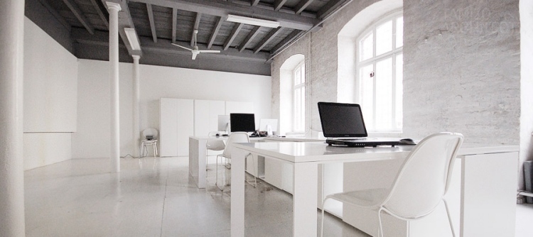 8architecture-interieure-moderne-bureau-arcitectes-minimaliste-plafond-bois-grisâtre