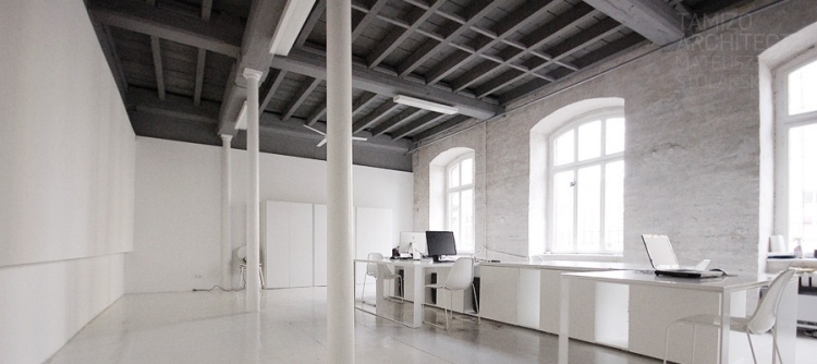 8architecture-interieure-moderne-bureau-loft-plafond-bois-gris-tables-chaises-blanches