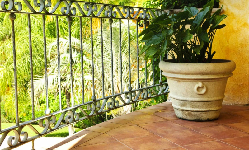 amenagement-balcon-arrelage-sol-terre-cuite-pot-pierre-plante-verte