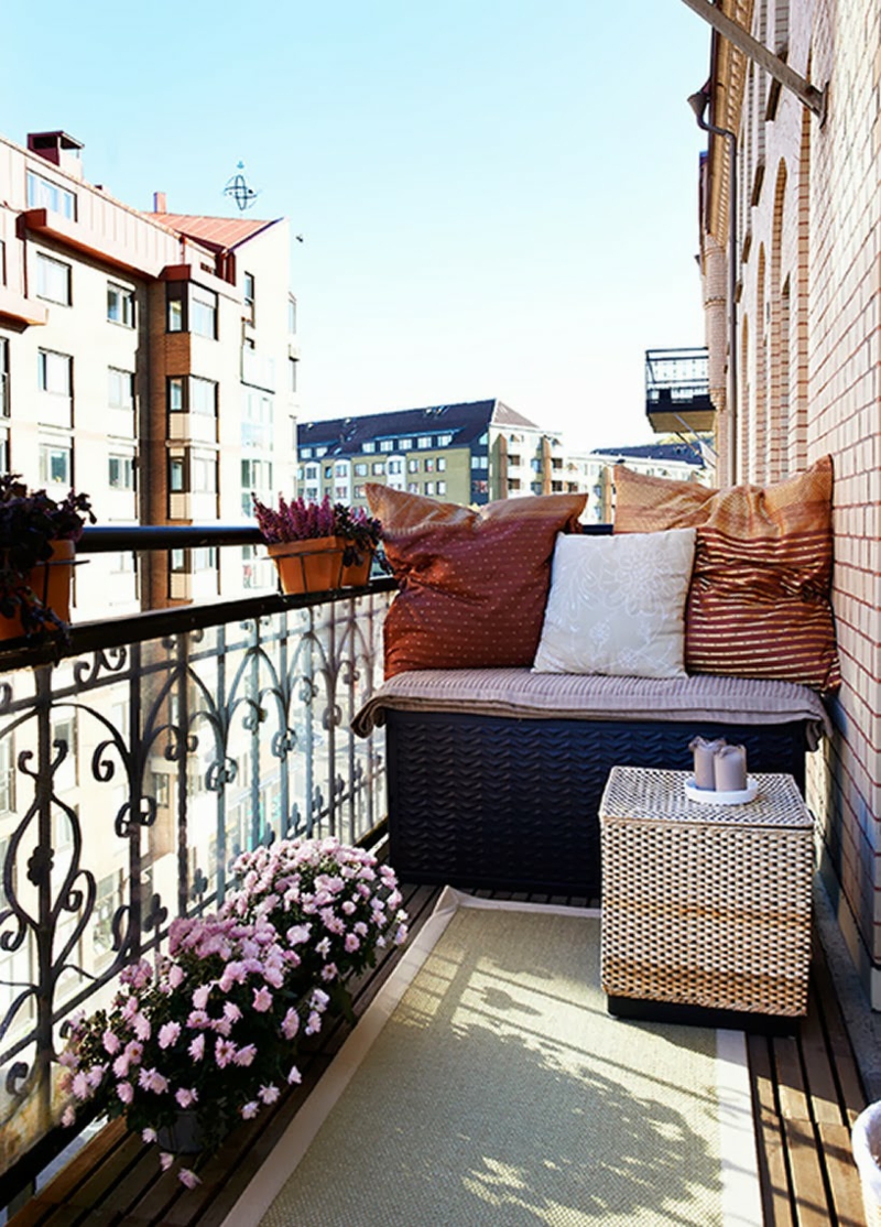 amenagement-balcon-banc-résine-table-basse-fleurs-coussins aménagement balcon