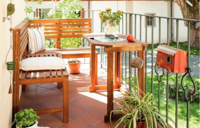 amenagement-balcon-banc-table-bois-coussins-carillon-éolien-plante-araignée aménagement balcon