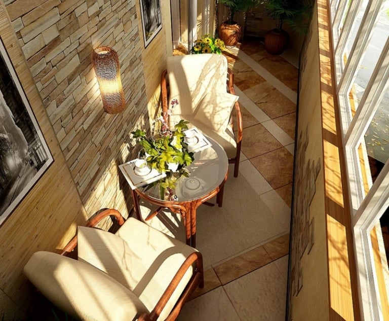 amenagement-balcon-carrelage-sol-table-chaises-bois-coussins-pierre-parement-applique-rotin