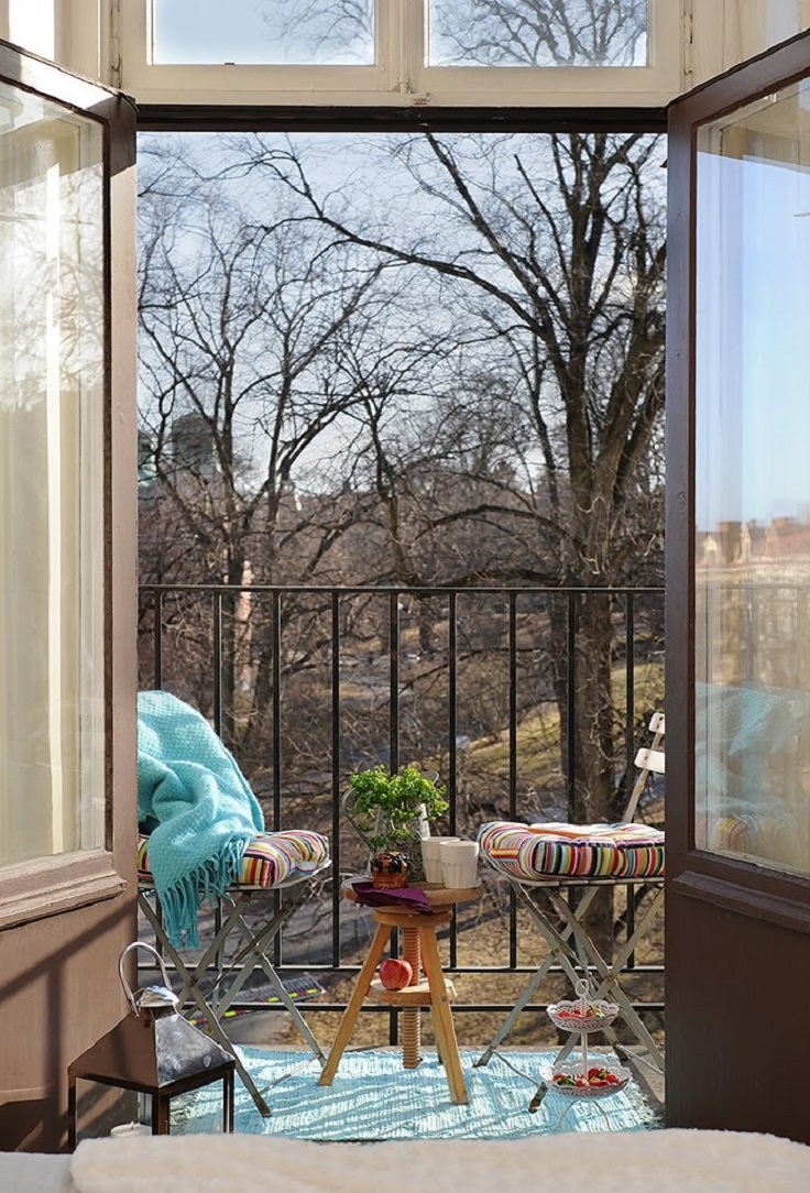 amenagement-balcon-chaises-métal-table-bois-tapis-bleu-galettes-couverture aménagement balcon