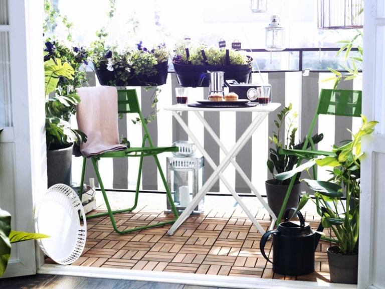 amenagement-balcon-chaises-métal-vertes-table-blanche-plantes-vertes-herbes-pots aménagement balcon