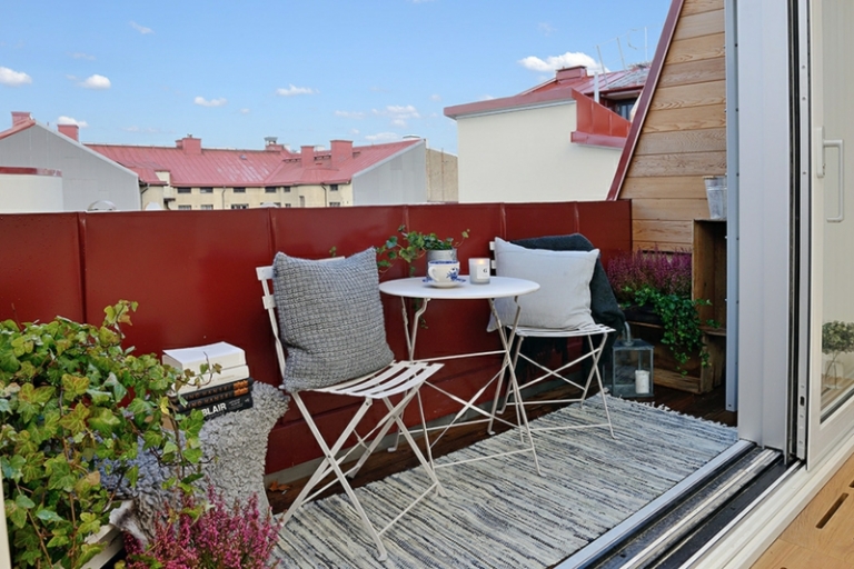 amenagement-balcon-lierres-fleurs-chaises-table-métal-coussins-tapis-rustique aménagement balcon