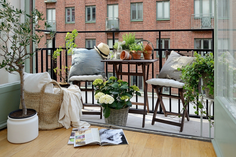 amenagement-balcon-olivier-hortensias-mobilier-bois-herbes-aromatiques aménagement balcon