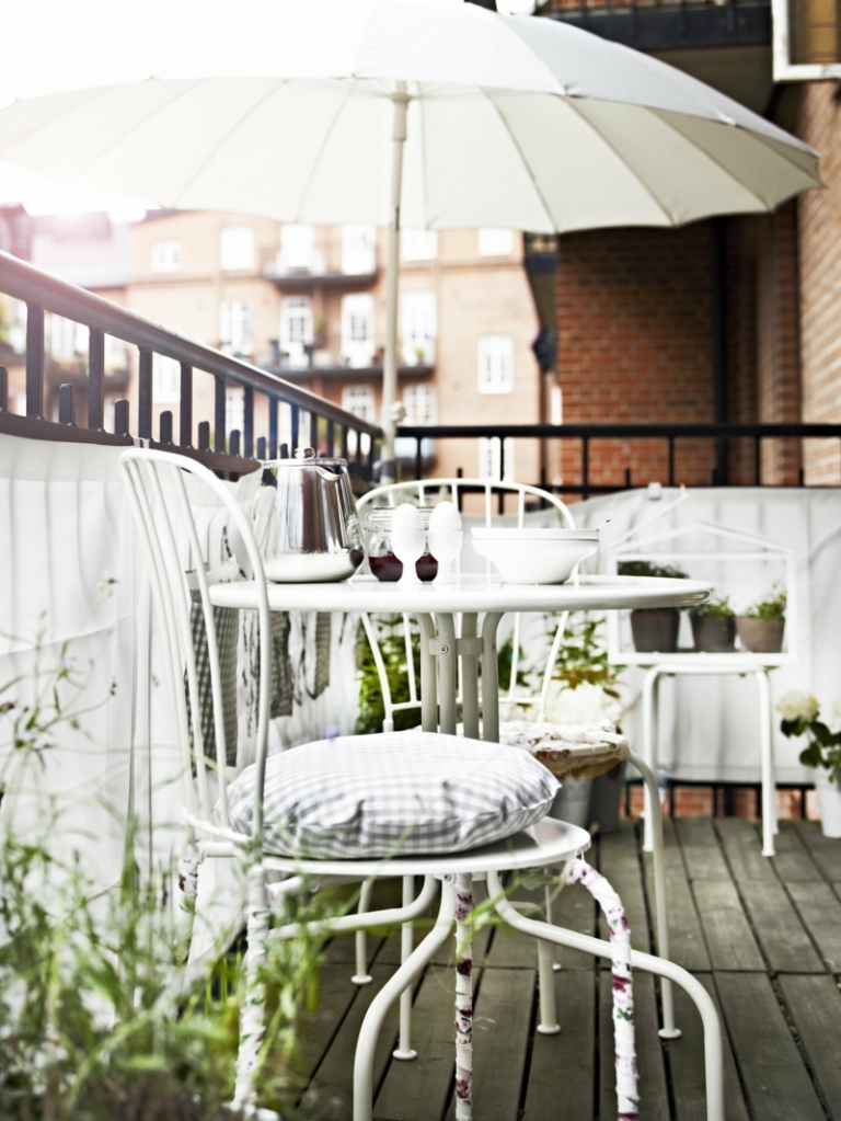 amenagement-balcon-parasol-blanc-chaises-fer-foré-galettes-rondes-plantes-vertes aménagement balcon
