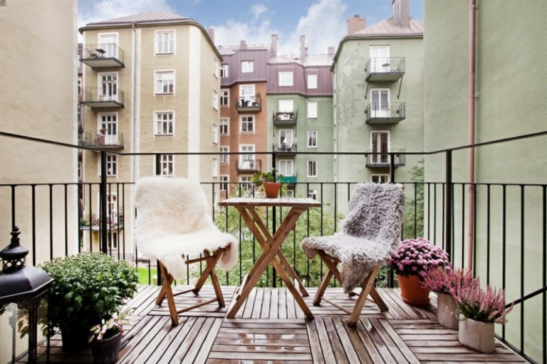 amenagement-balcon-revêtement-bois-composite-chaises-table-bois-fleurs-pots-couvertures aménagement balcon