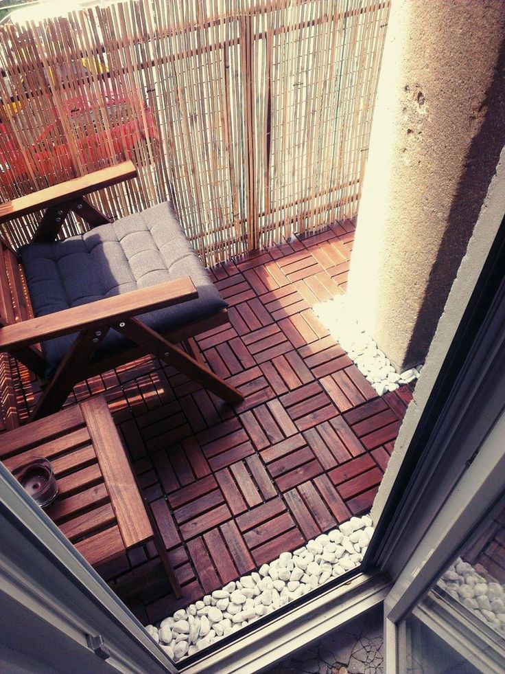amenagement-balcon-revêtement-sol-bois-composite-clic-clac-chaise-bois-brise-vue-bambou aménagement balcon