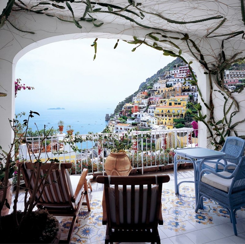 amenagement-balcon-style-méditerranéen-plantes-grimpantes-tapis-mobilier-teck-rotin aménagement balcon 