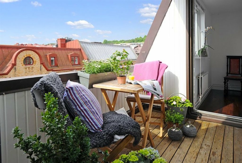 amenagement-balcon-table-chaises-bois-coussin-couvertures-plantes-vertes-hortensias aménagement balcon