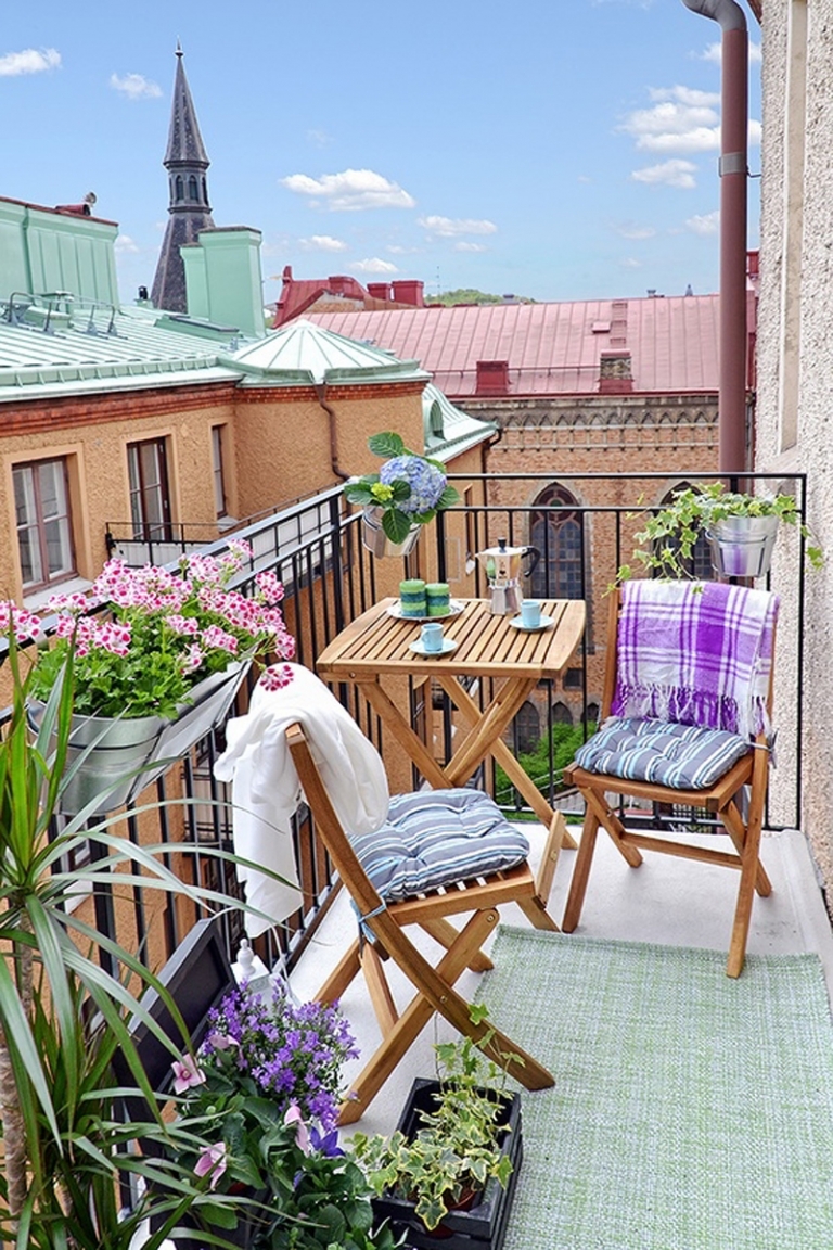 amenagement-balcon-tapis-table-chaises-bois-galettes-géranium-dracaena-hortensia aménagement balcon