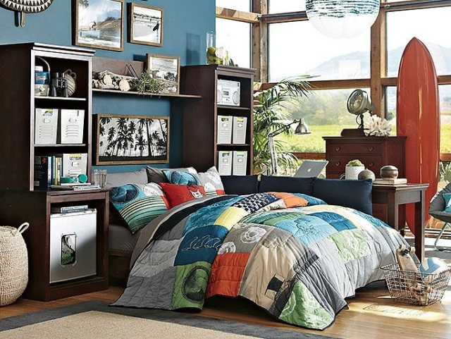 amenagement-chambre-ado-garçon-meubles-rangement-bois-planche-surf-couette-patchwork-mur-bleu