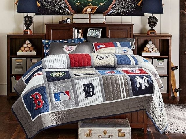 amenagement-chambre-ado-garçon-thème-baseball-tête-lit-rangement-literie-gris-bleu-rouge