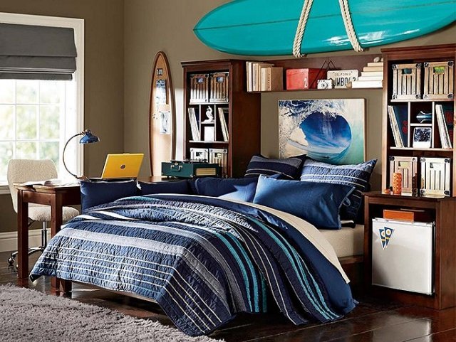 amenagement-chambre-ado-garçon-thème-surf-planche-surf-tête-lit-rangement-literie-bleue