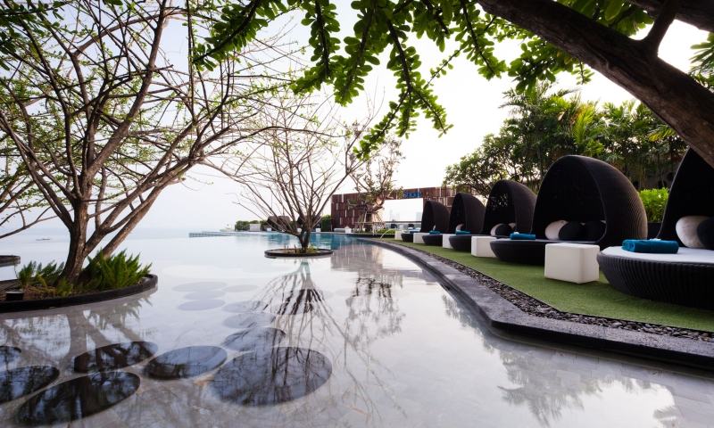 amenagement-paysager--piscine-encastre-gravier-decoratif-pelouse-thailand