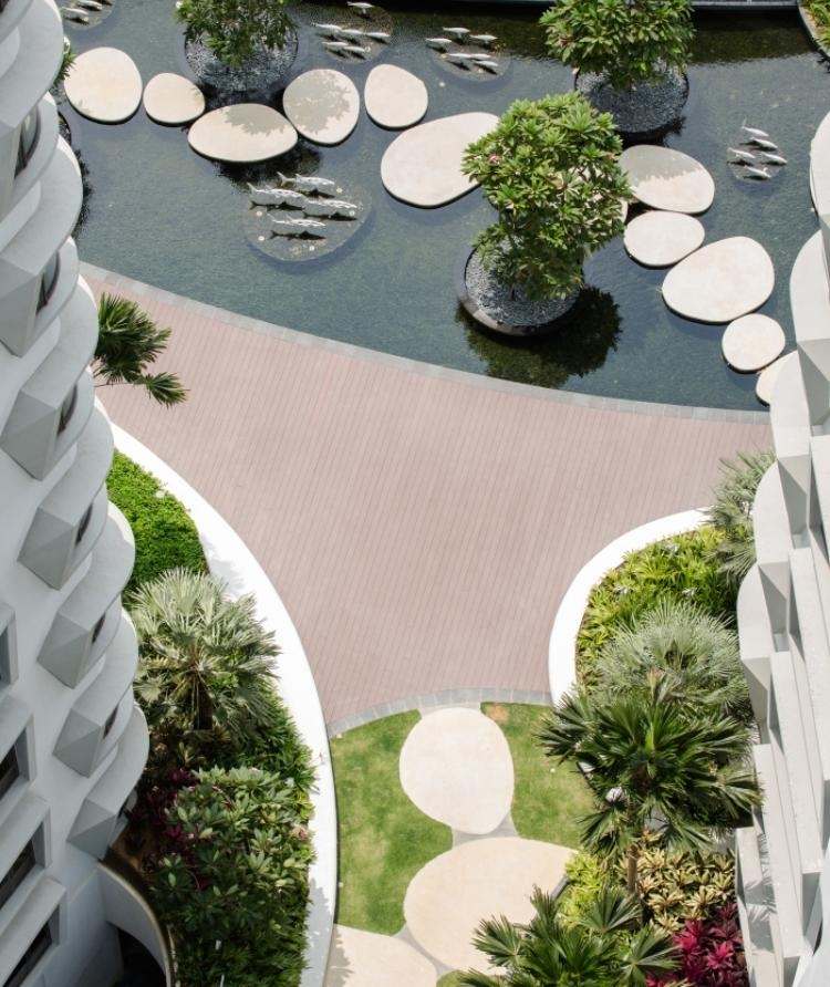 aménagement paysager  piscine-encastres-pas-japonais-pelouse-palmiers