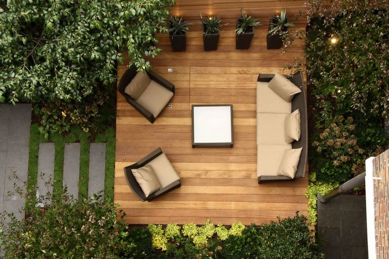 amenagement-petit-jardin-terrasse-bois-canapé-fauteuils-rotin-plantes-pots
