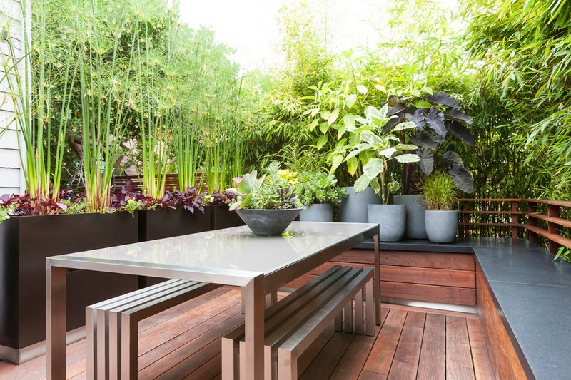 amenagement-petit-jardin-terrasse-bois-composite-bambou-brise-vue-table-bancs-métal