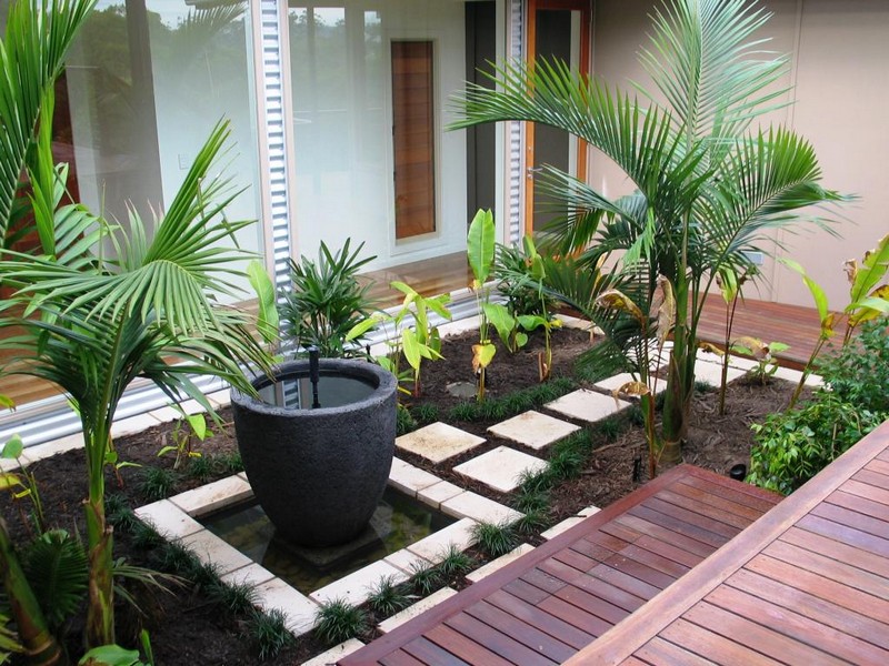 amenagement-petit-jardin-terrasse-bois-composite-palmiers-fontaine-pierre aménagement petit jardin