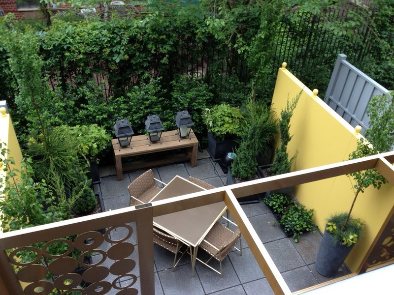 amenagement-petit-jardin-terrasse-carrelée-banc-table-chaises-bois-rotin-plantes-grimpantes aménagement petit jardin