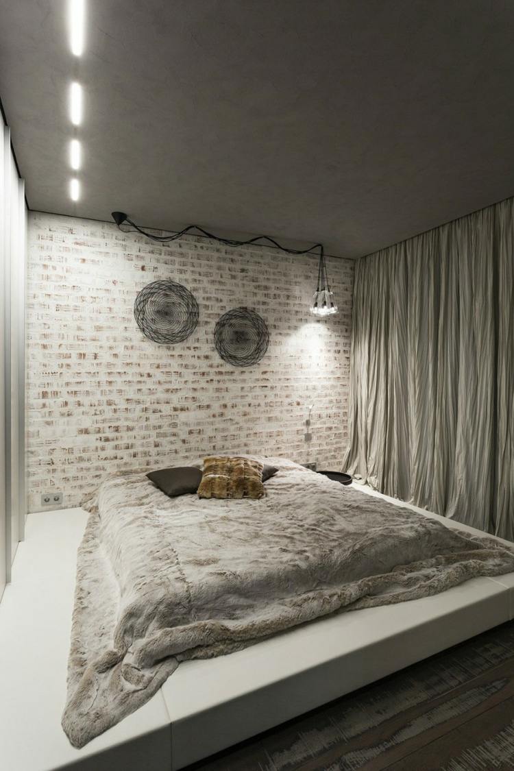 amenagement-studio-2-chambre-coucher-mur-brique-lit-palteforme-rideaux