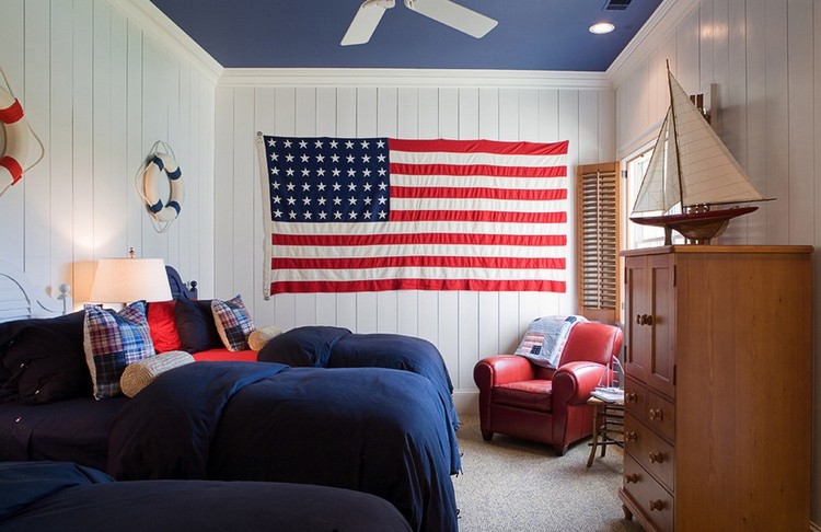 aménagement chambre ado –style-américain-lambris-mural-blanc-drapeau-américain