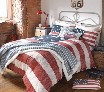aménagement chambre ado –style-américain-mur-brique-rouge-literie-drapeau-américain