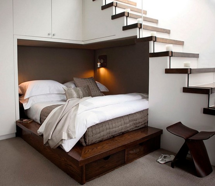 aménagement-chambre--grand-lit-coussin-armoire-rangement-escalier