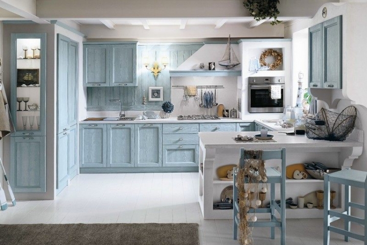 aménagement-de-cuisine- style-mediterranéen-armoire-rangement-turquoise-tabourets-hauts